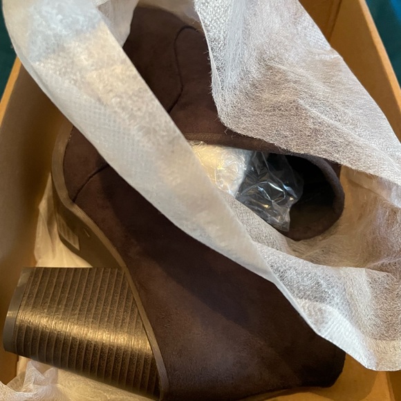 Suade booties Size 7 - Picture 6 of 6